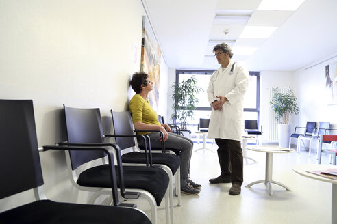 Arzt und Patient im Wartezimmer - SGF000519