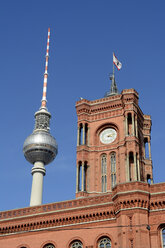 Deutschland, Berlin, Ansicht des Roten Rathauses und des Fernsehturms von unten - BFR000402