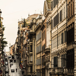 Italy, Rome, Typical itallian buildings and traffic - KAF000122