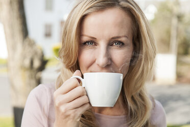 Porträt einer Frau, die eine Tasse Kaffee trinkt, Nahaufnahme - MFF000970