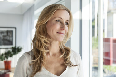 Portrait of happy woman in her bright modern home - MFF000990