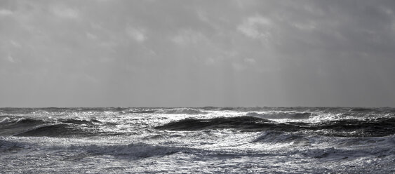 Deutschland, Nordfriesische Inseln, Sylt, stürmische Nordsee - ATAF000056