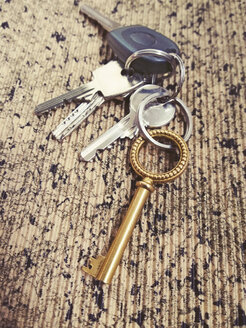 Schlüsselanhänger mit modernen und alten Schlüsseln, Studio - UWF000073
