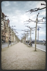 Uferpromenade in Düsseldorf mit Fernsehturm, Spätwinter, Düsseldorf, Nordrhein-Westfalen, Deutschland - SBDF000738