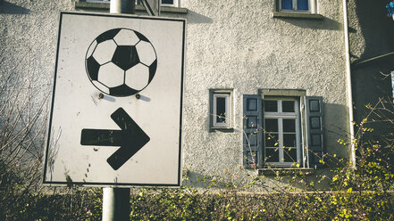 Schild mit Soccerball und Richtungspfeil, Vaihingen/Enz, Baden-Württemberg, Deutschland - SBDF000723