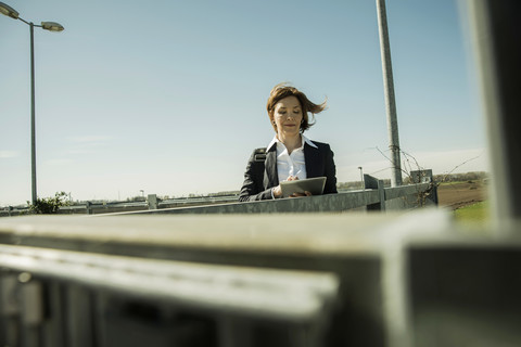 Porträt einer Geschäftsfrau mit Tablet-Computer, lizenzfreies Stockfoto