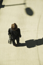 Geschäftsfrau wartet auf dem Parkdeck, Blick von oben - UUF000117