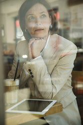 Porträt einer Geschäftsfrau mit Tablet-Computer in einer Kaffeepause - UUF000127