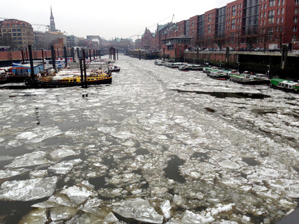 Deutschland, Hamburg, Hafen im Winter - TKF000339