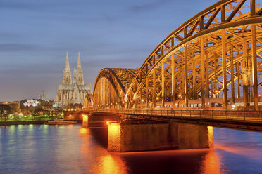 Deutschland, Nordrhein-Westfalen, Köln, Blick auf die beleuchtete Hohenzollernbrücke und den Kölner Dom am Abend - PA000586