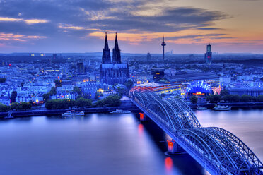 Deutschland, Nordrhein-Westfalen, Köln, Stadtbild, Blick auf Hohenzollernbrücke und Kölner Dom am Abend - PA000593