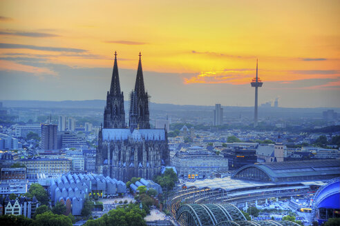 Deutschland, Nordrhein-Westfalen, Köln, Stadtbild, Kölner Dom bei Sonnenuntergang - PA000594