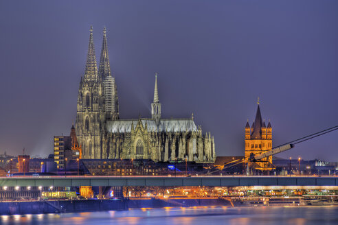 Deutschland, Nordrhein-Westfalen, Köln, Blick auf den beleuchteten Kölner Dom bei Nacht - PA000592