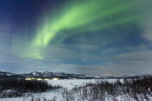 Polarlicht in Norwegen in der Nähe des Sees Rundvatnet - SR000502