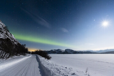 Polarlicht in Norwegen in der Nähe des Sees Rundvatnet - SR000501