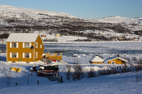 Norwegen, Karlebotn, Winterlandschaft am Varangerfjord, lizenzfreies Stockfoto