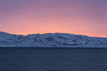 Norwegen, Sonnenuntergang am Varangerfjord bei Nessebey - SR000491