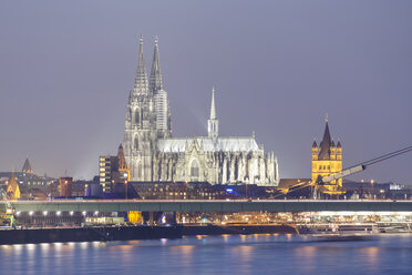 Deutschland, Nordrhein-Westfalen, Köln, Blick auf den Kölner Dom und Groß St. Martin in der Abenddämmerung - PAF000591