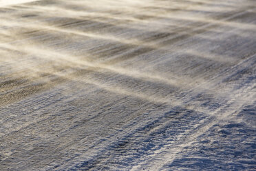 Norwegen, Schneeverwehung auf der Straße bei Kiberg - SR000485