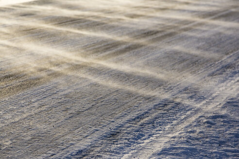 Norwegen, Schneeverwehung auf der Straße bei Kiberg - SR000485