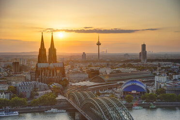 Deutschland, Nordrhein-Westfalen, Köln, Stadtansicht mit Kölner Dom und Colonius in der Abenddämmerung - PAF000580