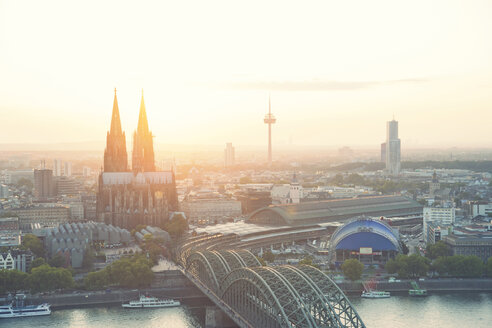 Deutschland, Nordrhein-Westfalen, Köln, Stadtansicht mit Kölner Dom und Colonius in der Abenddämmerung - PA000581