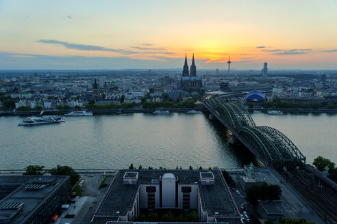 Deutschland, Nordrhein-Westfalen, Köln, Stadtansicht mit Kölner Dom und Hohenzollernbrücke über den Rhein - PAF000582