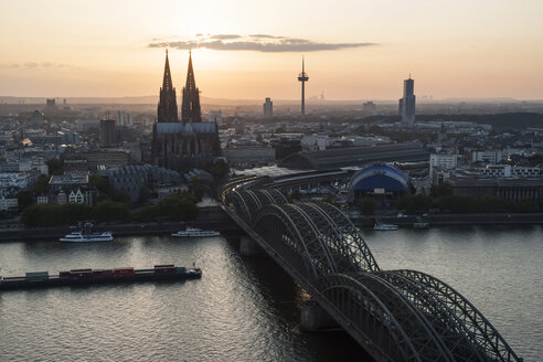 Deutschland, Nordrhein-Westfalen, Köln, Stadtansicht mit Kölner Dom und Colonius in der Abenddämmerung - PAF000584