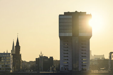 Germany, North Rhine-Westphalia, Cologe, view to crane house at evening twilight - PAF000585