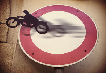 Schild Durchfahrt für Motorräder verboten Wheelie bei Vollgas, Deutschland, Niedersachsen, Hameln - HOHF000673