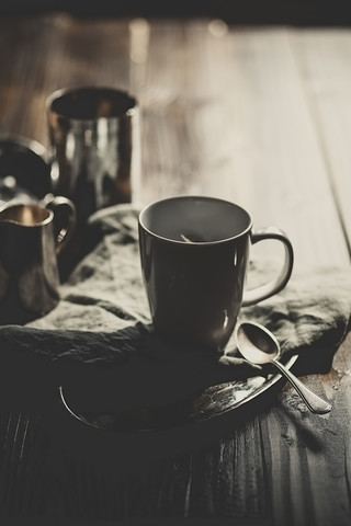 Tasse mit englischem Frühstückstee auf Silberteller, silbernes Mühlenglas und Teedose, lizenzfreies Stockfoto