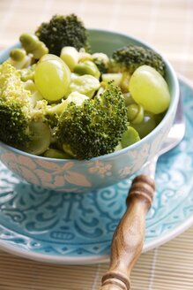 Salat aus Brokkoli, Fava-Bohnen und Trauben - HAWF000071