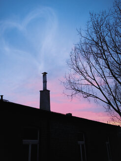 Sonnenuntergang mit herzförmiger Wolkenformation, Neuss, NRW, Deutschland - UWF000077