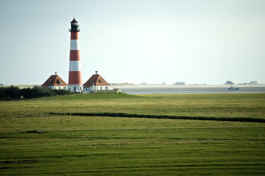 Deutschland, Schleswig-Holstein, Nordseeküste, Blick auf den Leuchtturm Westerheversand - JEDF000182