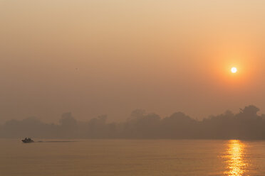 Brasilien, Mato Grosso do Sul, Pantanal, Cuiaba Fluss, Waldbrand bei Sonnenaufgang - FOF006458