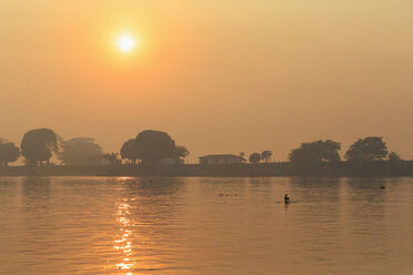 Brasilien, Mato Grosso do Sul, Pantanal, Cuiaba Fluss, Waldbrand bei Sonnenaufgang - FO006460