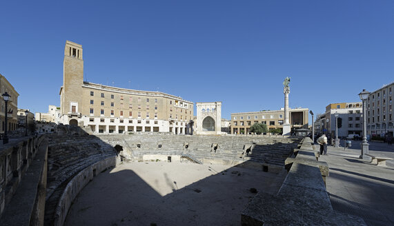 Italien, Apulien, Lecce, Piazza Sant'Oronzo mit römischem Amphitheater - LBF000664