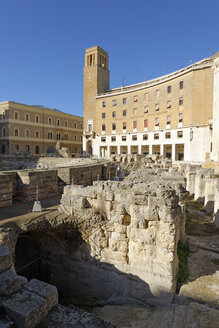 Italien, Apulien, Lecce, Piazza Sant'Oronzo mit römischem Amphitheater - LBF000666