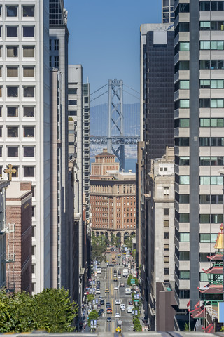 USA, Kalifornien, San Francisco, Kalifornien Straße mit Bay Bridge im Hintergrund, lizenzfreies Stockfoto