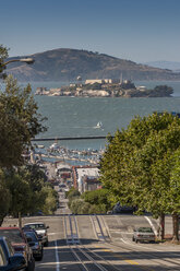 USA, Kalifornien, San Francisco, Straße, Pier und Alcatraz im Hintergrund - NKF000085