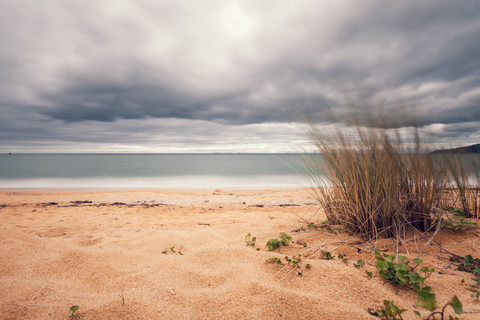 Neuseeland, Golden Bay, Totaranui, Blick auf Strand und Meer, Langzeitbelichtung, lizenzfreies Stockfoto