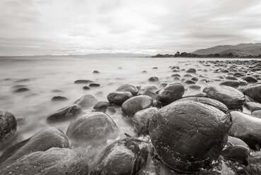 New Zealand, Golden Bay, stones at waterside of beach, longtime exposure - WV000631