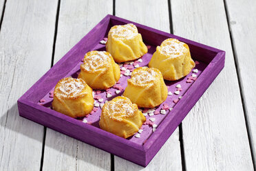 Muffins und Backdekor auf lila Holztafel - CSF021204