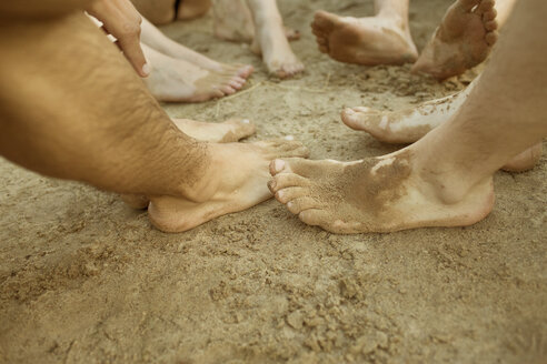 Füße von fünf Freunden im Sand - MUMF000011