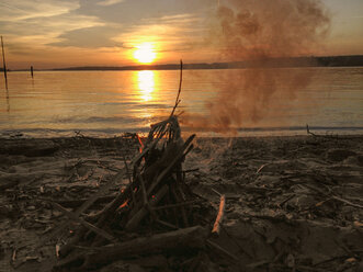 Germany, Berlin, campfire at Havelchaussee - FBF000328