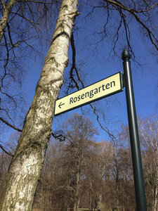 Deutschland, Berlin, Rosengartenschild im Tiergarten - FBF000325