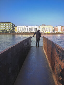 Germany, Berlin, Treptow, young man on pier - FBF000338