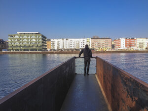 Deutschland, Berlin, Treptow, junger Mann auf Seebrücke - FBF000339