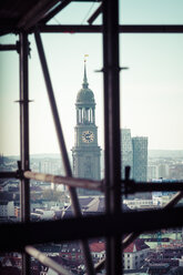 Deutschland, Hamburg, Blick von der St. Nikolauskirche zur St. Michaelis Kirche - KRP000418