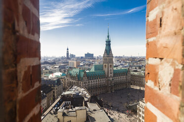 Deutschland, Hamburg, Stadtbild von St. Petri Kirche mit Rathaus - KRP000431